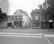 881235 Gezicht op de panden Biltstraat 59 (rechts) -65 te Utrecht, met in het midden de ingang van de Gasthuisstraat en ...